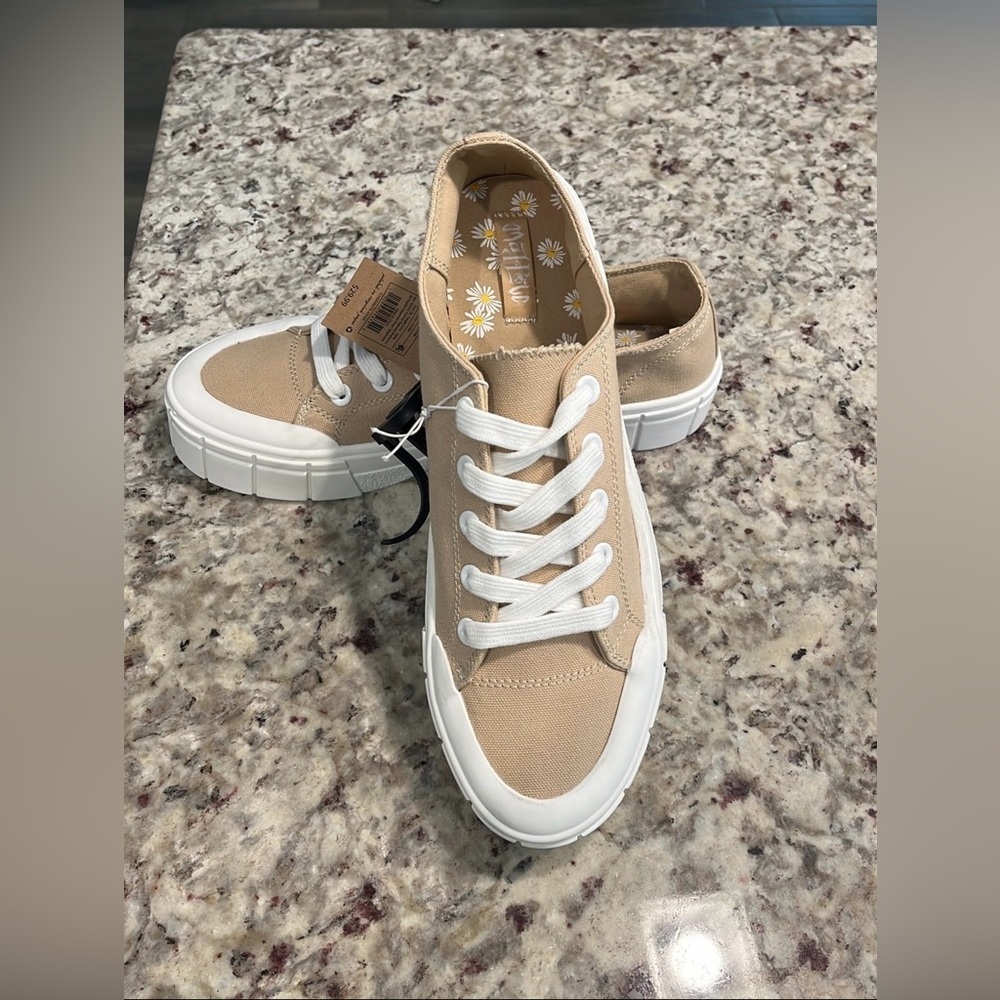 Mad Love Fran Lace Up Green Canvas Sneaker Thick Soles Casual Shoe Women’s SZ 11